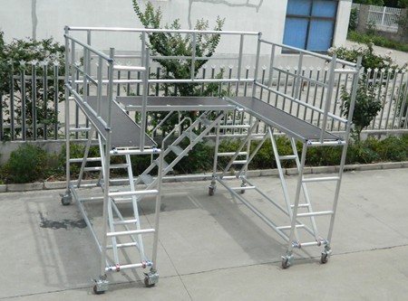 人比樓高，不是幻想是借助了鋁合金腳手架