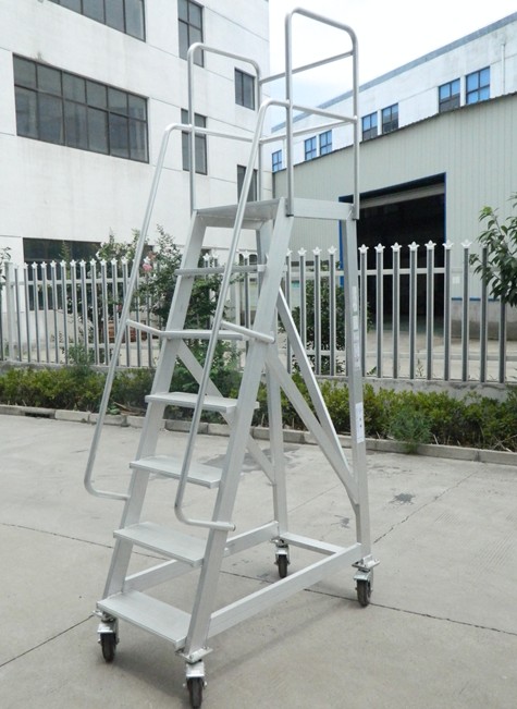 “鋁合金梯子，外面太危險，室外壽命只能一年”