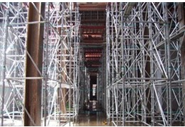 洶涌的人潮穿越時，地鐵腳手架早已功成身退